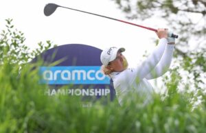 O jogador de golfe dos EUA se mantém forte contra um campo repleto de estrelas