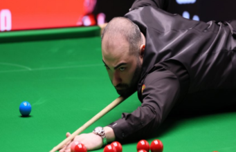 Campeonato Mundial de Snooker de 2026: Hussain Wafai é o primeiro qualificador a vencer no Crisol este ano