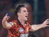 O capitão australiano Pat Cummins acerta um yorker ao retornar de uma lesão nas costas contra o Sunrisers Hyderabad, Vaibav Suryavanshi acerta um século de 36 bolas