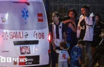 Uma pessoa morreu e dezenas ficaram feridas em um comício de futebol no Peru.