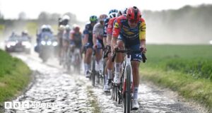 Famas Paris-Roubaix: Lucinda Brand colide com espectador.