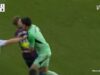 O goleiro espanhol joga uma folha após o vermelho