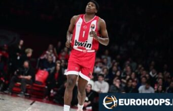 Ntilikina junta-se a Fournier na linha lateral para o jogo do Olympiacos, em Sófia.