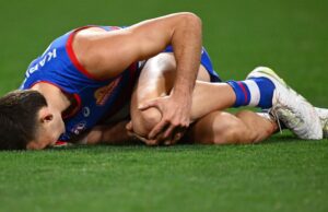 Cenas comoventes quando o astro dos Western Bulldogs, Sam Darcy, sofre uma lesão no joelho