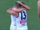Crows abraça o capitão Jordan Dawson após o gol