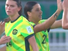 O goleiro não aguenta o chute de Kerr