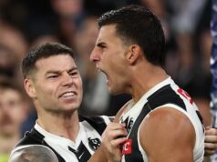 O técnico do Carlton Blues, Michael Voss, abraça Elijah Hollands; A superestrela do Collingwood Magpies, Nick Daicos, brilha mais