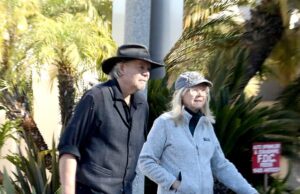 Felicidades, a atriz Shelley Long, 75, deu um raro sorriso um dia depois de seu colega de longa data ter sido visto sendo levado para fora de uma clínica de diálise.
