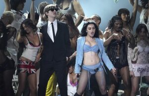 Fãs de Charli XCX especulam que o dançarino de fundo na apresentação do Grammy se parece com Barron Trump