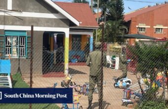 Um homem esfaqueou quatro crianças até à morte num jardim de infância no Uganda.