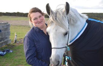 Kelly Perkins e Provencias, um cavalo castrado australiano de raça pura árabe, tornaram-se campeões nacionais