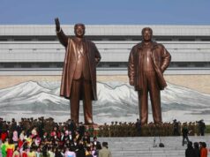 Estátua de ouro de Donald Trump provoca comparações de Kim com Ilsung dos críticos