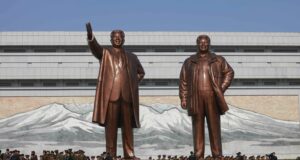 Estátua de ouro de Donald Trump provoca comparações de Kim com Ilsung dos críticos