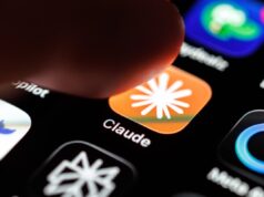Claude Down: Anthropic fornece atualizações de status em milhares de relatórios de falhas.