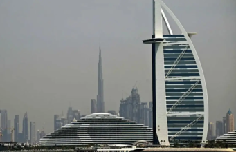 EUA atacam cidade nuclear iraniana enquanto Teerã ataca petroleiro perto de Dubai