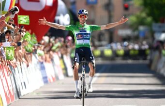 Tour dos Alpes: Giulio Pellizzari faz solo até a vitória no palco Queen para selar o primeiro título de GC da carreira.
