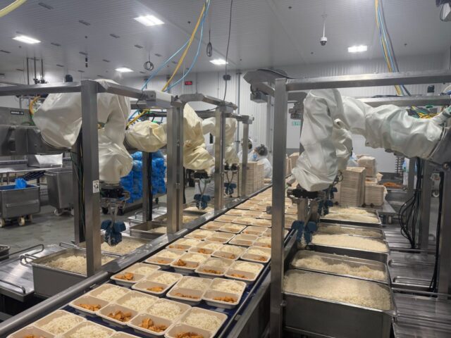 Chef-robots-deposit-rice-at-Chef-Bombay.jpg