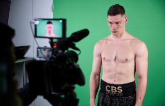 Chris Blumsmith olha para Jai Opetia após acordo com a Zuffa Boxing