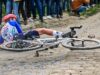 Visão turva, pneus furados e colisões com espectadores – Laurence Pithie vê situações de sonho se transformarem em pesadelos. Paris-Roubaix