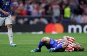 Na Espanha, fala-se em uma leve entorse e o Atlético de Madrid o espera para a partida de volta contra o Arsenal