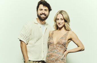 Por que Cooper Reiff está apresentando uma campanha do Emmy para Lili Reinhart