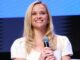 Reese Witherspoon usa jeans largos em Nova York