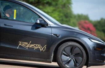 Tesla vai em frente e às vezes permite que Robotaxis seja totalmente controlado por humanos