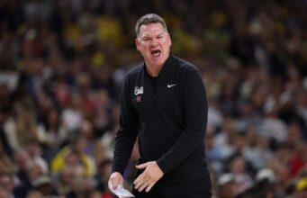Os fãs da UNC se alegram com a derrota de Tommy Lloyd e Arizona’s Blowout nas quatro finais