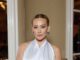 O vestido frente única com babados de Hilary Duff parece completamente diferente nas costas