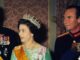 A Rainha Elizabeth tem um truque de estilo inteligente para quando estiver em uma sala cheia de homens