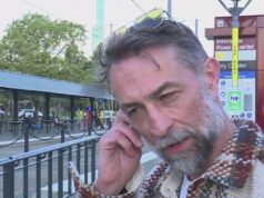 Um homem descreve um ataque bizarro a um trem MAX. O suspeito foi levado em uma ambulância.