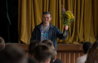Filme biográfico de Tourette estrelado por John Davidson e Robert Aramayo