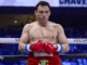 Julio Cesar Chavez Jr. retorna com vitória por paralisação no México.