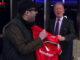 A estrela do boxe Turki Alalshikh estranhamente entrega a camisa do Man Utd no ringue durante a partida entre Tyson Fury e Makhmudov