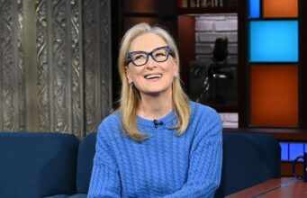 Meryl Streep presta homenagem a O Diabo Veste Prada com suéter azul celeste