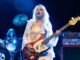 As Lumbrini Girls desistiram do Coachella 2026 depois que a cantora sofreu uma fratura no pescoço