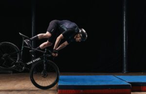 ‘No ciclismo, você tem que escolher entre desempenho e segurança’ – Van Rysel anuncia novo traje aeroskin com airbag