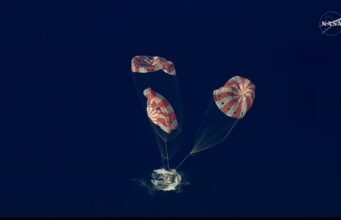 Os astronautas Artemis II da Nasa retornam em segurança à Terra enquanto o encontro no alvo encerra a histórica viagem de 10 dias à Lua