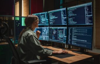Uma nova ferramenta de IA da Fujitsu transforma décadas de código COBOL na leitura de documentos de design sem conhecimento especializado