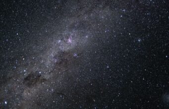 Astronautas da Artemis 2 espiam foto da Via Láctea em 8 de abril de 2026