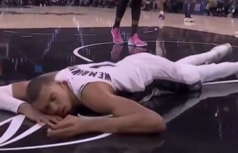 A estrela da NBA fez sua primeira aparição na quadra