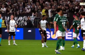 Um segundo jogador do Corinthians foi expulso neste mês por tocar na lateral na frente de um adversário