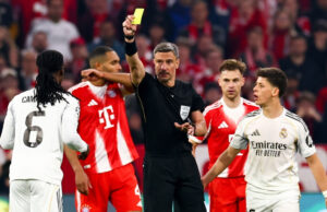 No ano passado ele foi expulso contra o Arsenal… pela mesma coisa!
