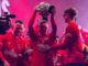 O capitão do AZ, Jordi Clasie, chora enquanto todos em Alkmaar se juntam entusiasmados à cerimónia após a conquista do título.