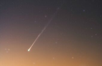 O cometa PanSTARRS brilha acima de um falso amanhecer em uma nova foto impressionante