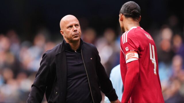 arne-slot-liverpool-van-dijk.jpg