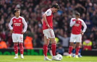 O Arsenal tornou a disputa pelo título emocionante novamente com um erro caro contra o Bournemouth.