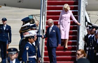 Em fotos | Rei Carlos chega aos Estados Unidos para visita de Estado