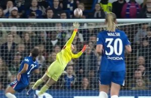 O goleiro do Arsenal bloqueou o raio de Kerr