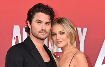 Kelsea Ballerini e Chase Stokes participam do Fashion Trust America Awards